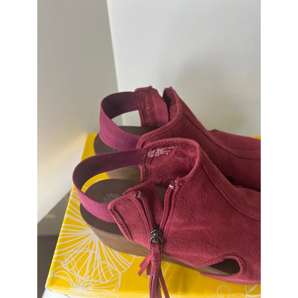 Yellow Box Sheridan Burgundy Embossed Floral Wedge Sandals Peep Toe Tassel 9 M